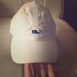 White vineyard vines hat